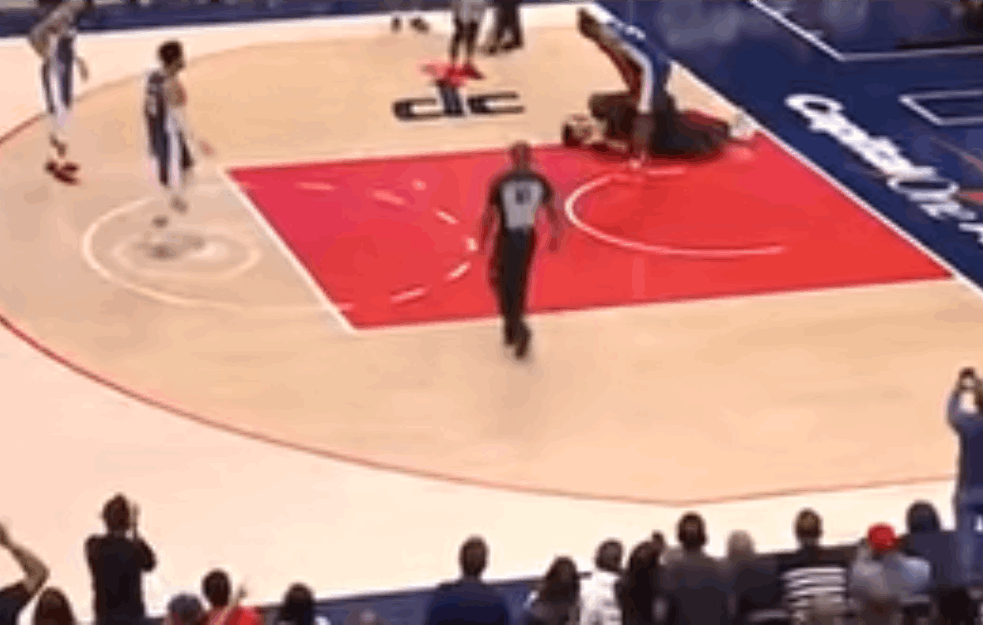 NAVIJAČ ULETEO NA TEREN I PREKINUO MEČ <span style='color:red;'><b>PLEJ OF</b></span>A U NBA: Preti mu DOŽIVOTNA zabrana! (VIDEO) 